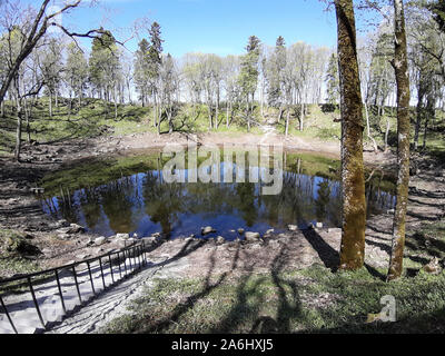 Il Cratere Kaali è visto in Kaali, isola di Saaremaa, Estonia il 29 aprile 2019 Kaali è un gruppo di 9 meteorite crateri nel villaggio di Kaali. Il cratere principale diametro è di 110 m ed era formata da una meteora con un totale stimato intorno a massa 80 tonnellate metriche © Michal Fludra / Alamy Live News Foto Stock