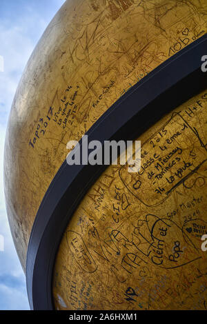 Sphaera close up, una sfera dorata scultura da Stephan Balkenhol sulla piazza Kapitelplatz a Salisburgo città vecchia, Austria. Foto Stock