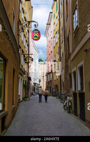 Salisburgo, Austria - 25 luglio 2017. La Getreidegasse , famosa strada dello shopping di Salisburgo città vecchia Foto Stock