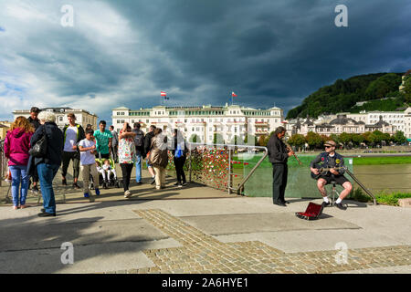 Salisburgo, Austria - 25 luglio 2017. Turisti dell'amore si blocca Makartsteg ponte sopra il fiume Salzach in Salzburg , Austria. Foto Stock