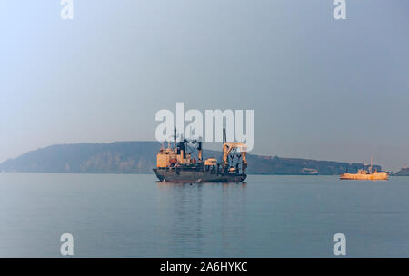 La nave da pesca al di ancoraggio vicino a Vladivostok Foto Stock