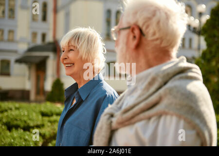 Felice di essere con voi. Bella coppia di anziani di trascorrere del tempo insieme e sorridere mentre passeggiate all'aperto Foto Stock