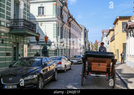 Carrello cavallo andando dalla città vecchia strada è visto a Tallinn in Estonia il 30 aprile 2019 © Michal Fludra / Alamy Live News Foto Stock