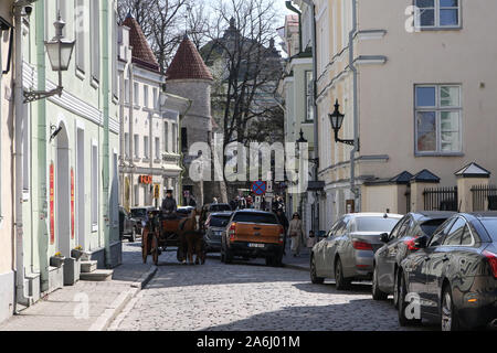 Carrello cavallo andando dalla città vecchia strada è visto a Tallinn in Estonia il 30 aprile 2019 © Michal Fludra / Alamy Live News Foto Stock