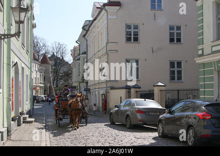 Carrello cavallo andando dalla città vecchia strada è visto a Tallinn in Estonia il 30 aprile 2019 © Michal Fludra / Alamy Live News Foto Stock