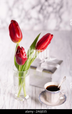 Tre tulipani rossi su sfondo chiaro. Posto per il testo. Foto Stock