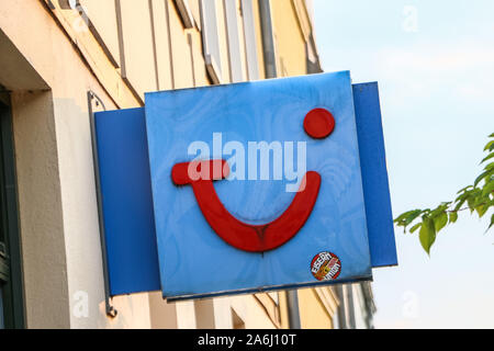 TUI travel agency logo è visto in Kyritz, nel Land di Brandeburgo, in Germania il 1 agosto 2019 © Michal Fludra / Alamy Live News Foto Stock