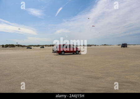 Camper, camper, camper, camper, roulotte e le automobili sono visto permanente e la guida su sabbia enorme spiaggia auto sull'isola Romo (Jutland) , Danimarca il 26 luglio 2019 © Michal Fludra / Alamy Live News Foto Stock