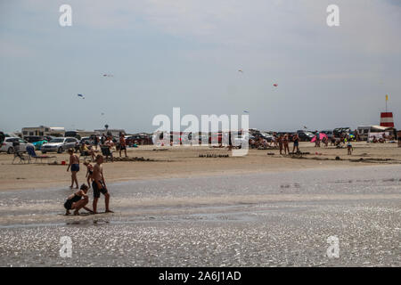 Le persone in cerca di un refresh prendere un tuffo nelle fredde acque del Mare del Nord sulla sabbiosa Lakolk Strand spiaggia sul Romo Island(Jutland) , Danimarca il 26 luglio 2019 la temperatura in Danimarca ha raggiunto più di trenta gradi Celsius. I meteorologi sono la previsione di una ondata di caldo come luglio si avvicina alla sua estremità © Michal Fludra / Alamy Live News Foto Stock