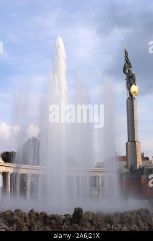 Fontana e Armata Rossa monumento Schwarzbergplatz Vienna Austria Foto Stock