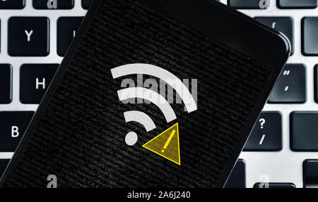 Smartphone con wifi e icona punto esclamativo sullo schermo Foto Stock
