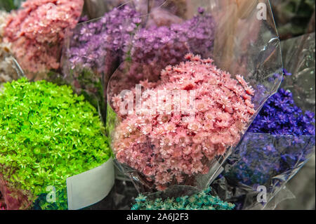 Coloratissimo primo piano di fiori secchi, foglie profumate di erbe e baccelli di semi utilizzati come confetti floreali o potpourri per arrangiamenti floreali Foto Stock