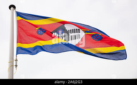 Swaziland bandiera. Swaziland national simbolo e segno sventola su un pennone contro sfondo con cielo nuvoloso Foto Stock