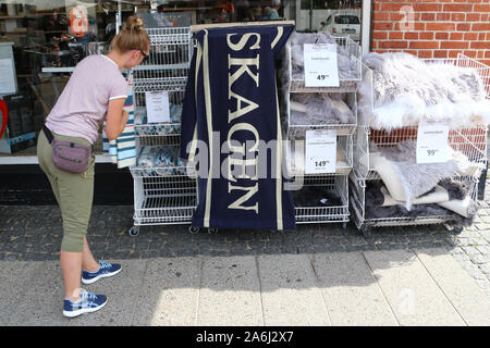 Donna cercando di acquistare una coperta e un asciugamano con una iscrizione di Skagen è visto in Skagen, Danimarca il 28 luglio 2019 Skagen Danimarca è la città più settentrionale, sulla costa orientale di Skagen Odde penisola nel lontano nord dello Jutland. © Michal Fludra / Alamy Live News Foto Stock