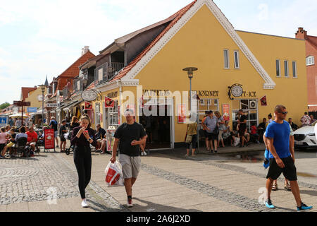 Per coloro che godono di gelati della principale zona pedonale l sono visto in Skagen, Danimarca il 28 luglio 2019 Skagen Danimarca è la città più settentrionale, sulla costa orientale di Skagen Odde penisola nel lontano nord dello Jutland. © Michal Fludra / Alamy Live News Foto Stock