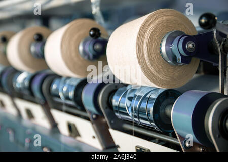 Interno della fabbrica tessile. Produzione di filati. Concetto industriale. Foto Stock