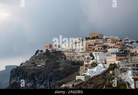 Fira, Grecia - 14 Luglio 2019: case e alberghi costruiti molto sul bordo del cliifs di Fira, affacciato sul Mar Egeo in Santorini Foto Stock