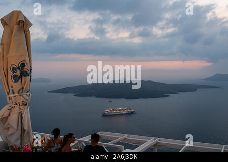 Fira, Grecia - 14 Luglio 2019: la vista da una scogliera ristorante con vista sulla caldera del vulcano di Santorini. Presa sulla strada Ipapantis Foto Stock