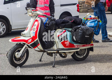 23 agosto 2019 un originale, non ripristinati 1960 vintage Lambretta Scooter con ruggine visto nel villaggio costiero di Mullaghmore nella contea di Donegal, Foto Stock