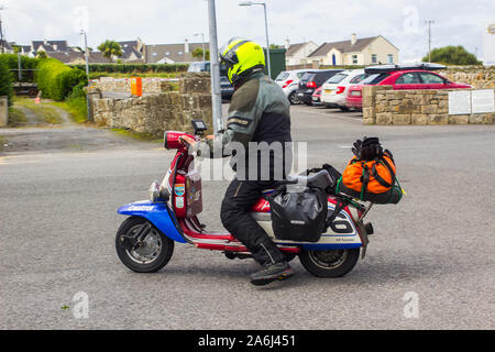 23 agosto 2019 un originale, non ripristinati 1960 vintage Lambretta Scooter visto nel villaggio costiero di Mullaghmore nella contea di Donegal, Irlanda Foto Stock