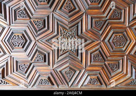 Dettaglio di legno intagliato porta di ingresso, Yeshil o Moschea Verde, Bursa, Turchia Foto Stock