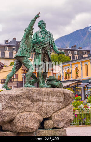 Chamonix Monte Bianco, Francia - 4 Ottobre 2019: Vista della statua di Balmat e Saussure, street nel centro della famosa località sciistica nelle Alpi francesi Foto Stock