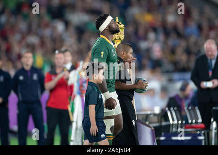 Yokohama, Giappone. 27 ott 2019. Siya Kolisi (capitano) di Sud Africa guardando il cielo prima della Coppa del Mondo di Rugby semi-finale match tra Galles e Sud Africa nella Prefettura di Kanagawa, Giappone, il 27 ottobre 2019. Credito: Cal Sport Media/Alamy Live News Foto Stock