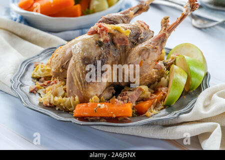 Pot-fagiano arrosto in sidro con pancetta e verdure Foto Stock