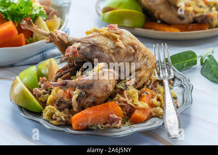 Pot-fagiano arrosto in sidro con pancetta e verdure Foto Stock