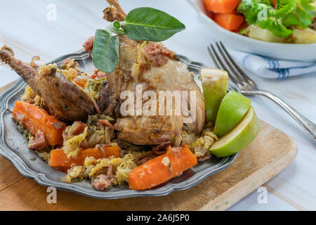 Pot-fagiano arrosto in sidro con pancetta e verdure Foto Stock