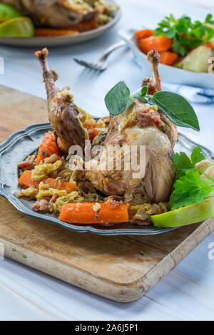 Pot-fagiano arrosto in sidro con pancetta e verdure Foto Stock
