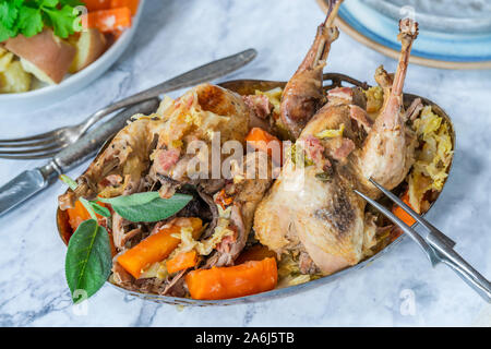 Pot-fagiano arrosto in sidro con pancetta e verdure Foto Stock