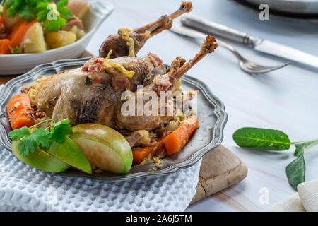 Pot-fagiano arrosto in sidro con pancetta e verdure Foto Stock