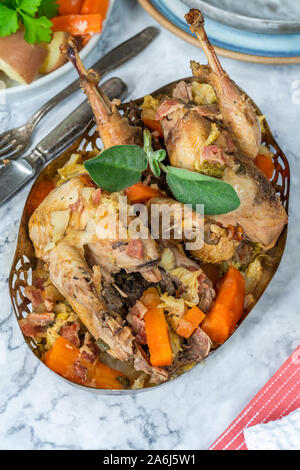 Pot-fagiano arrosto in sidro con pancetta e verdure Foto Stock