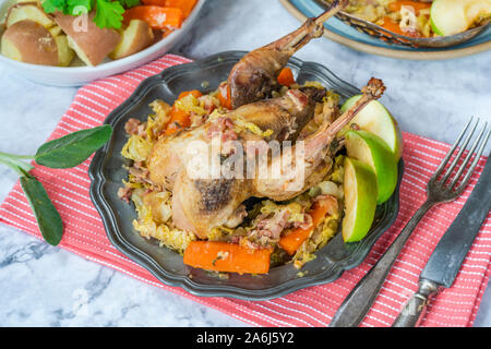 Pot-fagiano arrosto in sidro con pancetta e verdure Foto Stock