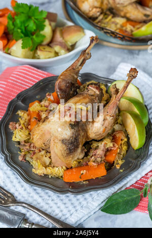 Pot-fagiano arrosto in sidro con pancetta e verdure Foto Stock