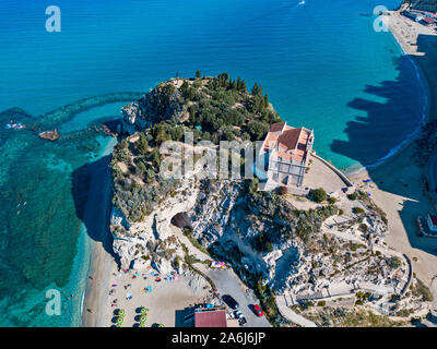 Vista aerea di Tropea, casa sulla roccia e il Santuario di Santa Maria dell'Isola, Calabria. L'Italia. Le destinazioni turistiche. Una scogliera e una spiaggia Foto Stock