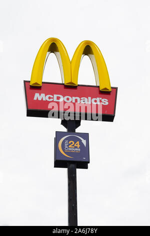 McDonalds aperto 24 ore di guida attraverso il segno in Chirk Galles del Nord Foto Stock