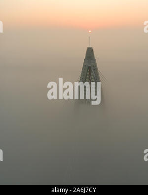 Foggy sunrise a Ponte Megyeri. Il Ponte Megyeri si trova sul confine settentrionale di Budapest. Una parte di M0 ring road. Drive carefuly quando la wea Foto Stock