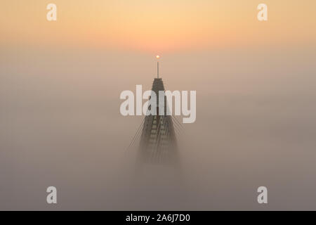 Foggy sunrise a Ponte Megyeri. Il Ponte Megyeri si trova sul confine settentrionale di Budapest. Una parte di M0 ring road. Drive carefuly quando la wea Foto Stock