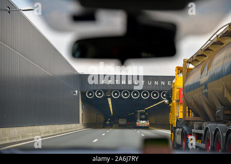 DELFT, Paesi Bassi - 15 Aprile 2019: vetture entrano all'Kethel tunnel. L'autostrada a4. Foto Stock