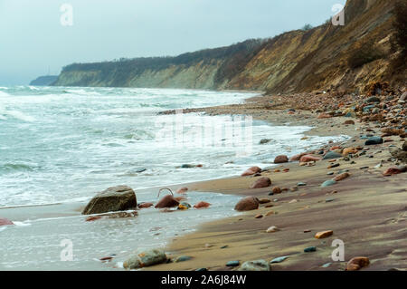 Mare tempestoso in autunno e inverno, rocky seashore e alta rupe Foto Stock