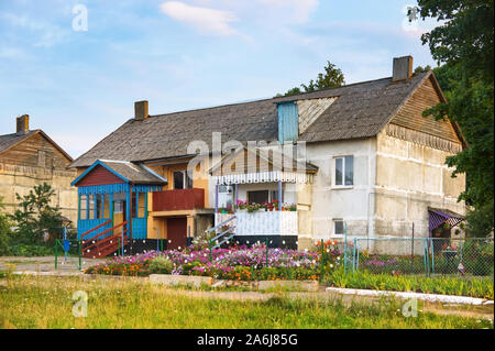 A due piani casa di villaggio, Tedesco vecchia casa con due ingressi, Dobrovolsk insediamento (Pillkallen, Schlossberg), krasnozmensky distretto, re di Kaliningrad Foto Stock