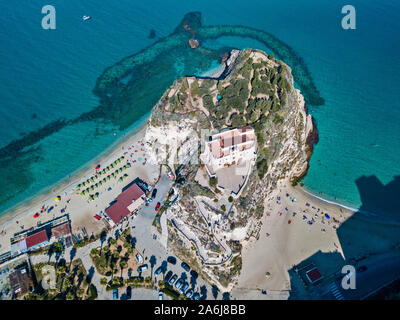 Vista aerea di Tropea, casa sulla roccia e il Santuario di Santa Maria dell'Isola, Calabria. L'Italia. Le destinazioni turistiche. Una scogliera e una spiaggia Foto Stock