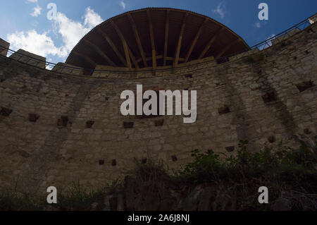 Basso angolo di fortezza medievale parete in Soroca, Moldavia Foto Stock