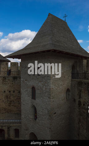 SOROCA, Moldavia - Settembre 29, 2919: torre medievale e muro di fortificazione vista dal cortile interno del castello di Soroca Foto Stock