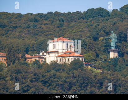 Un famoso punto panoramico del Lago Maggiore con la statua di San Carlo Borromeo chiamato affettuosamente San Carlone, Big Charlie Foto Stock