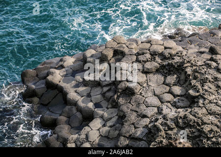 Il Daepo Jusangjeolli (Jusangjeollidae) basalto colonnare e giunti a strapiombo sul Jeju Island, Corea del Sud Foto Stock