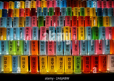 JEJU Island, Corea del Sud - 15 ottobre 2019: lampade di colori diversi all'interno di Dharma Hall del tempio Yakcheonsa sull'Isola di Jeju, Corea del Sud. Foto Stock