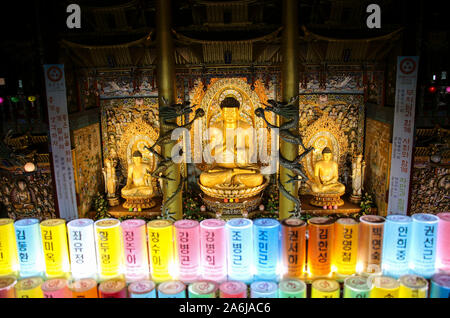 JEJU Island, Corea del Sud - 15 ottobre 2019: Golden Statue di Buddha all'interno di Dharma Hall del tempio Yakcheonsa sull'Isola di Jeju, Corea del Sud. Foto Stock